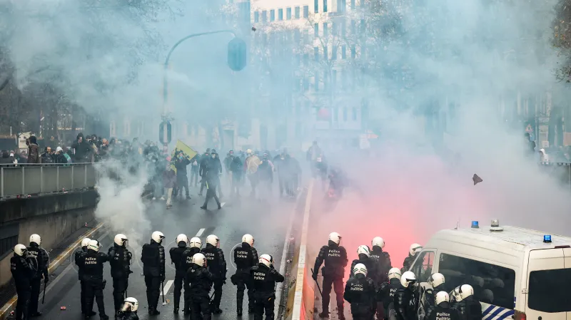 Protestující čelí policii při demonstraci proti pandemickým opatřením, včetně národního zdravotního pasu, v Bruselu 21. listopadu 2021