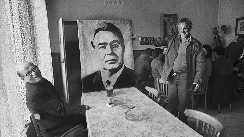 Strupčice, 1991. „Začali jsme se bavit s místními chlápky a oni říkali: Něco vám ukážeme. A přinesli Brežněva. Fotografii, kterou nosili na Prvního máje. A když jsem se po roce ptal: Kde máte Brežněva? Oni říkali: Prodali jsme ho Němcům za dvacet marek.