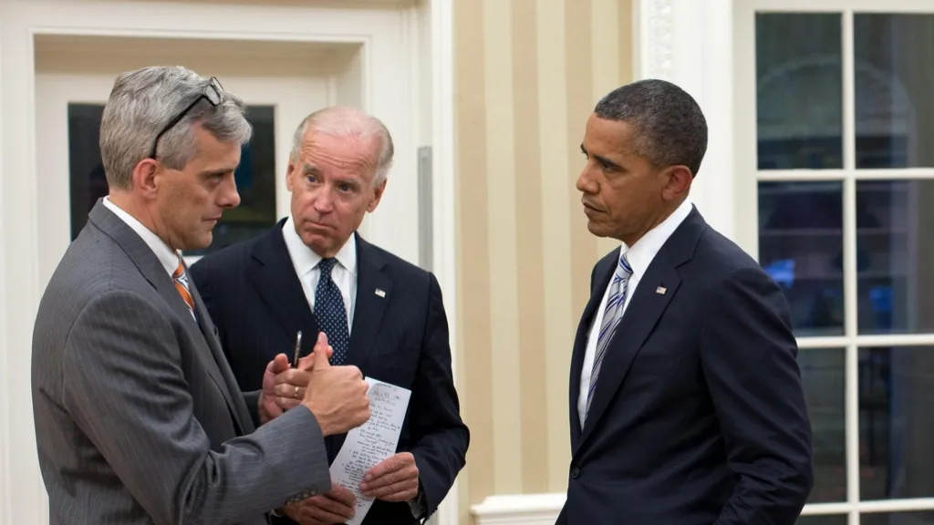 Denis McDonough (vlevo) při diskuzi s Bidenem a Obamou