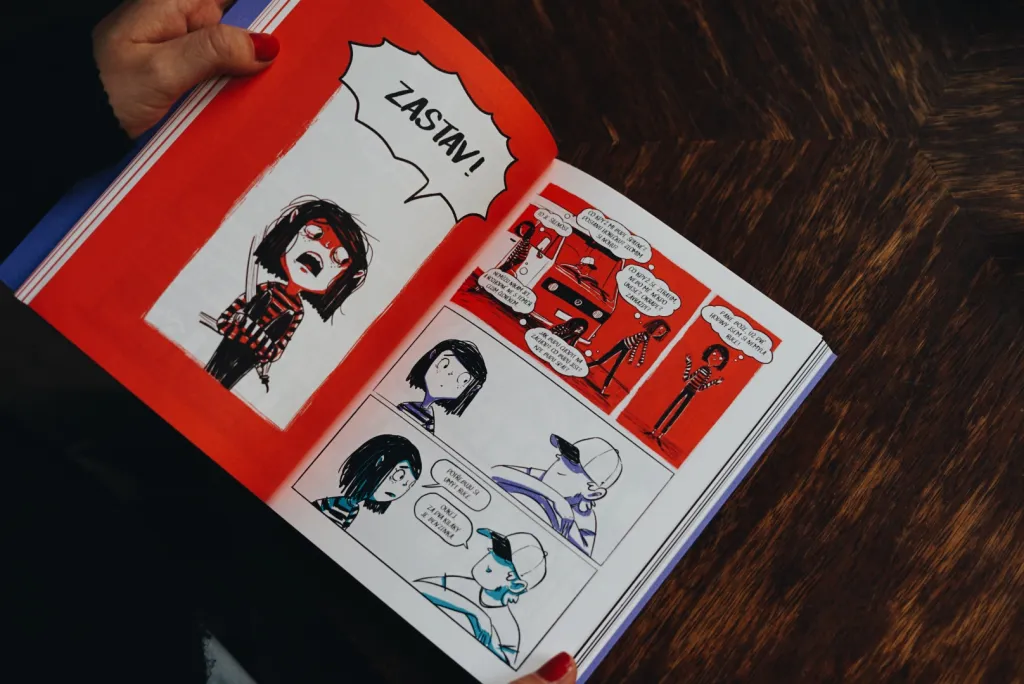 Hrdinkou Naprosté šílenosti je dívka, jejíž život omezují úzkosti a rozšíří láska