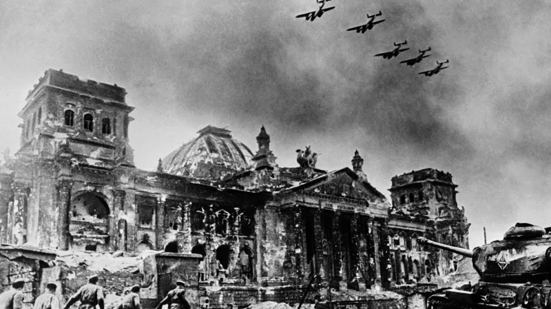 Budova Říšského sněmu zničená během sovětského útoku na město