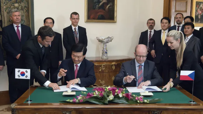 Premiér Bohuslav Sobotka a prezident korejské firmy Hyundai Mobis Čong Mjong-čchul podepisují investiční smlouvu, na základě které poskytlo Česko firmě investiční pobídky přes 400 milionů korun