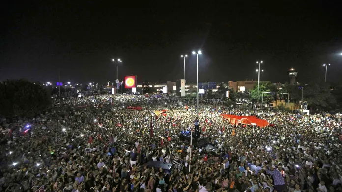 Příznivci prezidenta Erdogana před Atatürkovým letištěm
