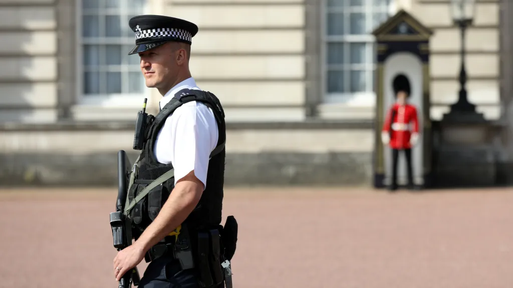 Policie před Buckinghamským palácem