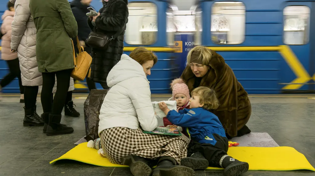 Lidé se před ruským útokem schovávají v kyjevském metru