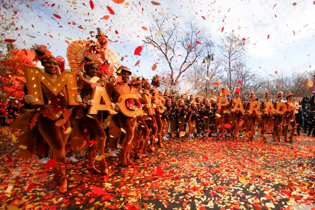 Účastníci každoročního pochodu městem oslavující Den díkůvzdání, který probíhá na konci listopadu v New Yorku. Američané se v tomto čase schází s rodinou a přáteli, k jídlu si dávají tradičního pečeného krocana a dýňový koláč