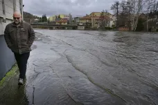 Nejvyšší povodňový stupeň platí na několika místech v Česku. Hasiči kvůli vodě častěji vyjížděli