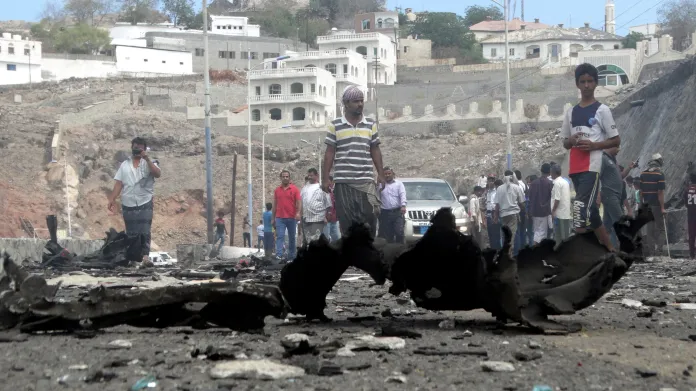 Následky jednoho z četných sebevražedných útoků v Jemenu