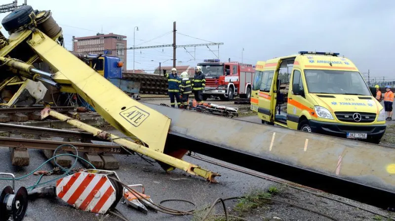 Převrácený jeřáb na železničním nádraží v Chebu