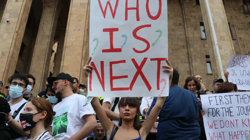 Protest před parlamentem po smrti novináře Laškaravy