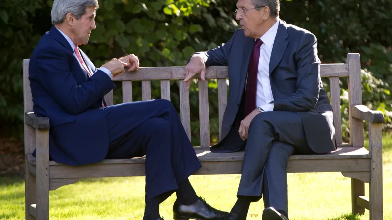 John Kerry a Sergej Lavrov na jednání v Paříži