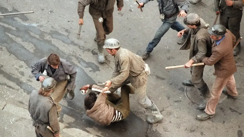 Zásah horníků proti demonstrantům v Bukurešti v červnu 1990