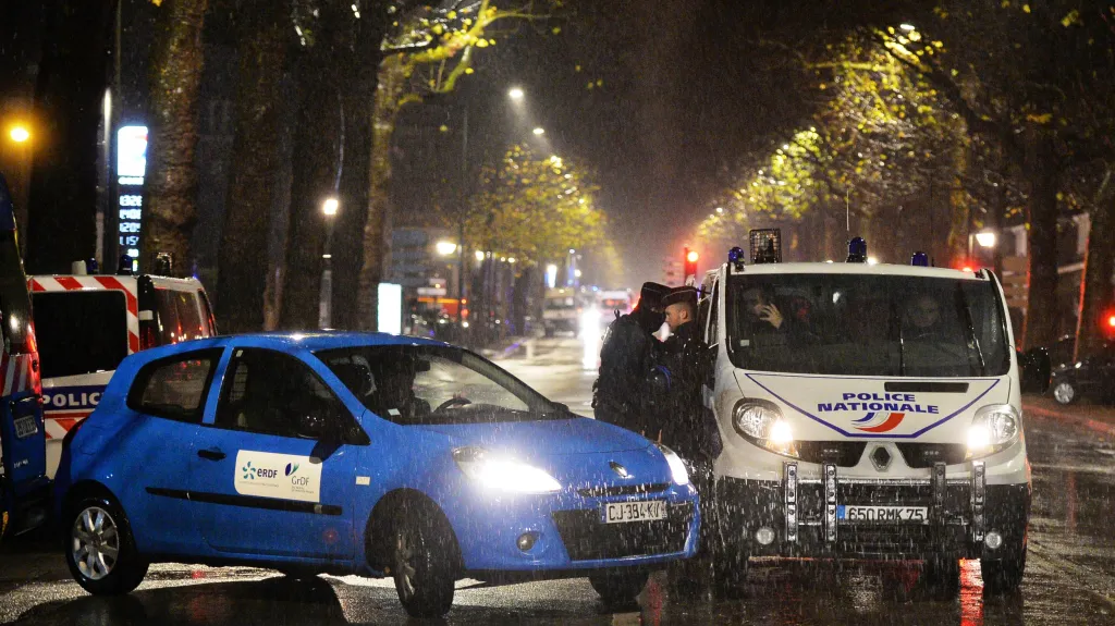 Francouzští policisté při zásahu v Roubaix