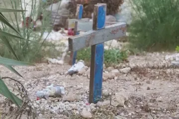 Bezejmenné hroby migrantů zůstávají němým svědectvím uprchlické krize