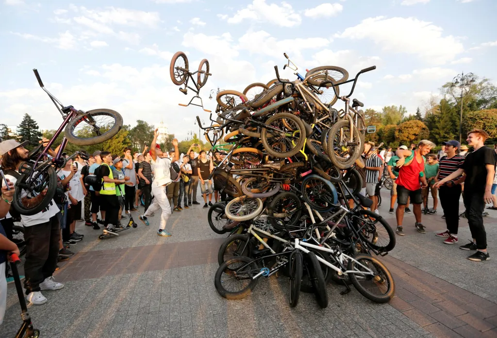 V kazašské Almaty mají nový druh zábavy a tím jsou společné vyjížďky na kole. Po jedné takové naházeli účastníci své bicykly na jednu hromadu