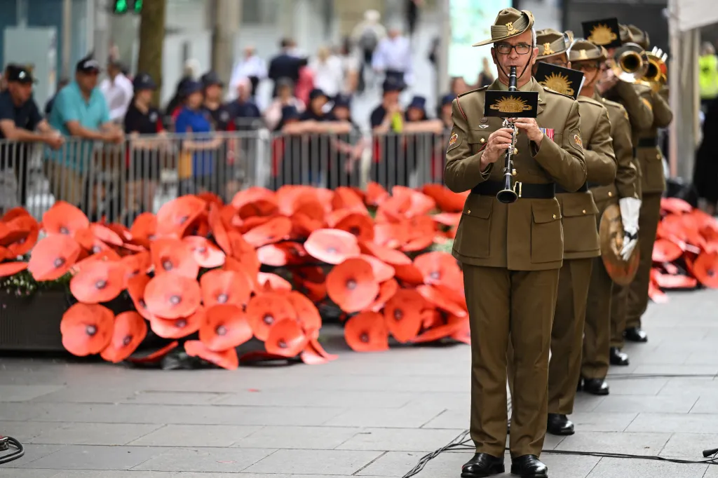 Členové ozbrojených sil při slavnostní ceremonii v australském Sydney.