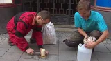 Pokládání Stolpersteine