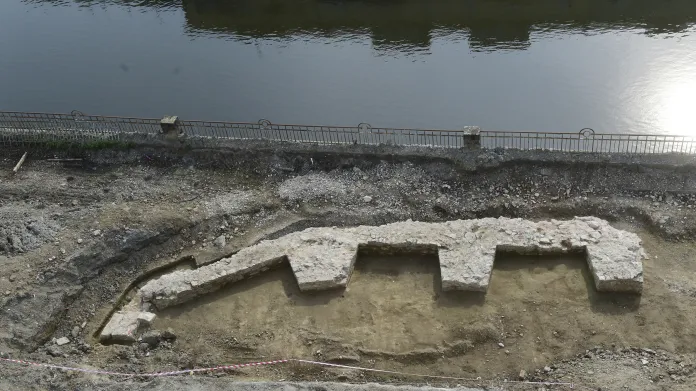 Základy historických domů, které dělníci objevili při budování protipovodňových opatření v Olomouci