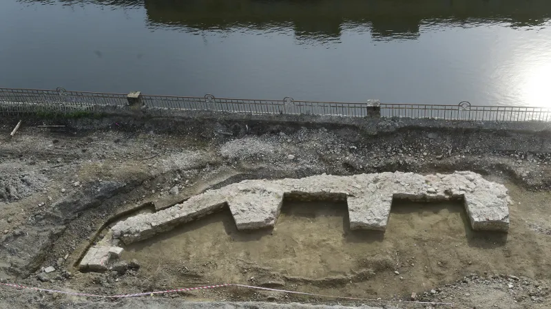 Základy historických domů, které dělníci objevili při budování protipovodňových opatření v Olomouci