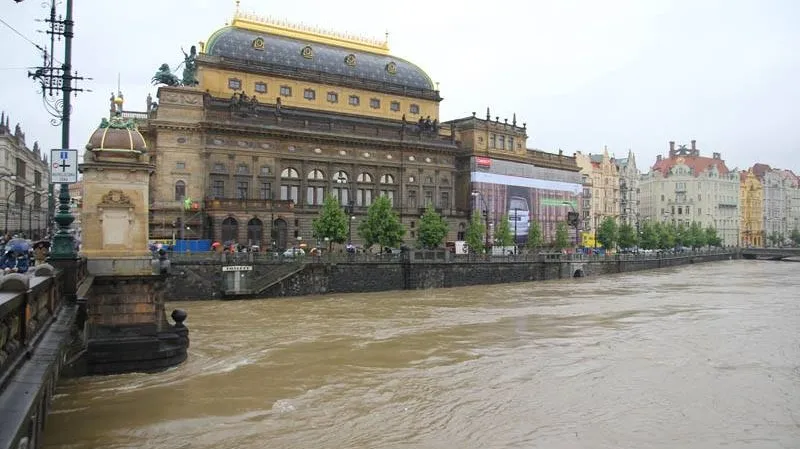 Rozvodněná Vltava u Národního divadla