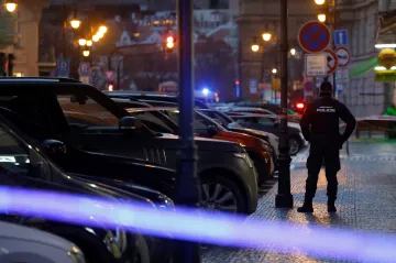 Komise neshledala nedostatky v zásahu na FF UK, navrhla opatření