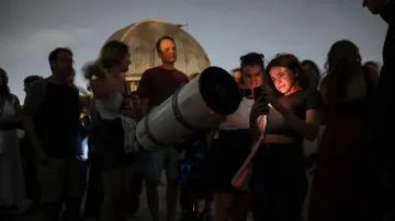 Lidé v Athénách se sešli kvůli pozorování zatmění Měsíce