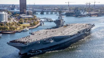 Letadlová loď třídy Nimitz USS George H. W. Bush odplouvá z loděnice v Norfolku ve státě Virginie, 12. listopadu 2024