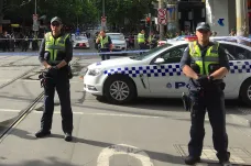 Muž, který útočil v Melbourne nožem, zemřel v nemocnici. Podle policie šlo o terorismus