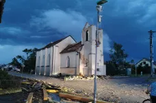 Symbolem řádění tornáda v Hruškách se stal zničený kostel a škola