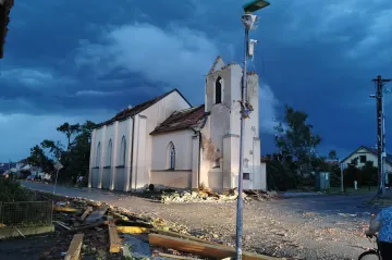Symbolem řádění tornáda v Hruškách se stal zničený kostel a škola