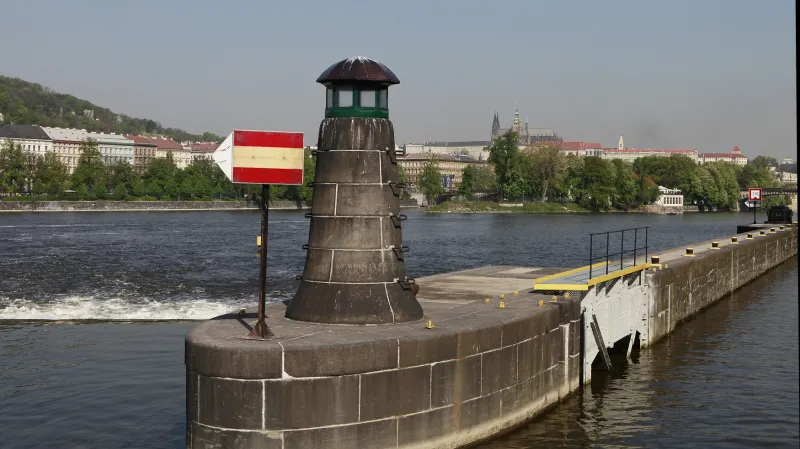 Signální znak Zákaz proplutí