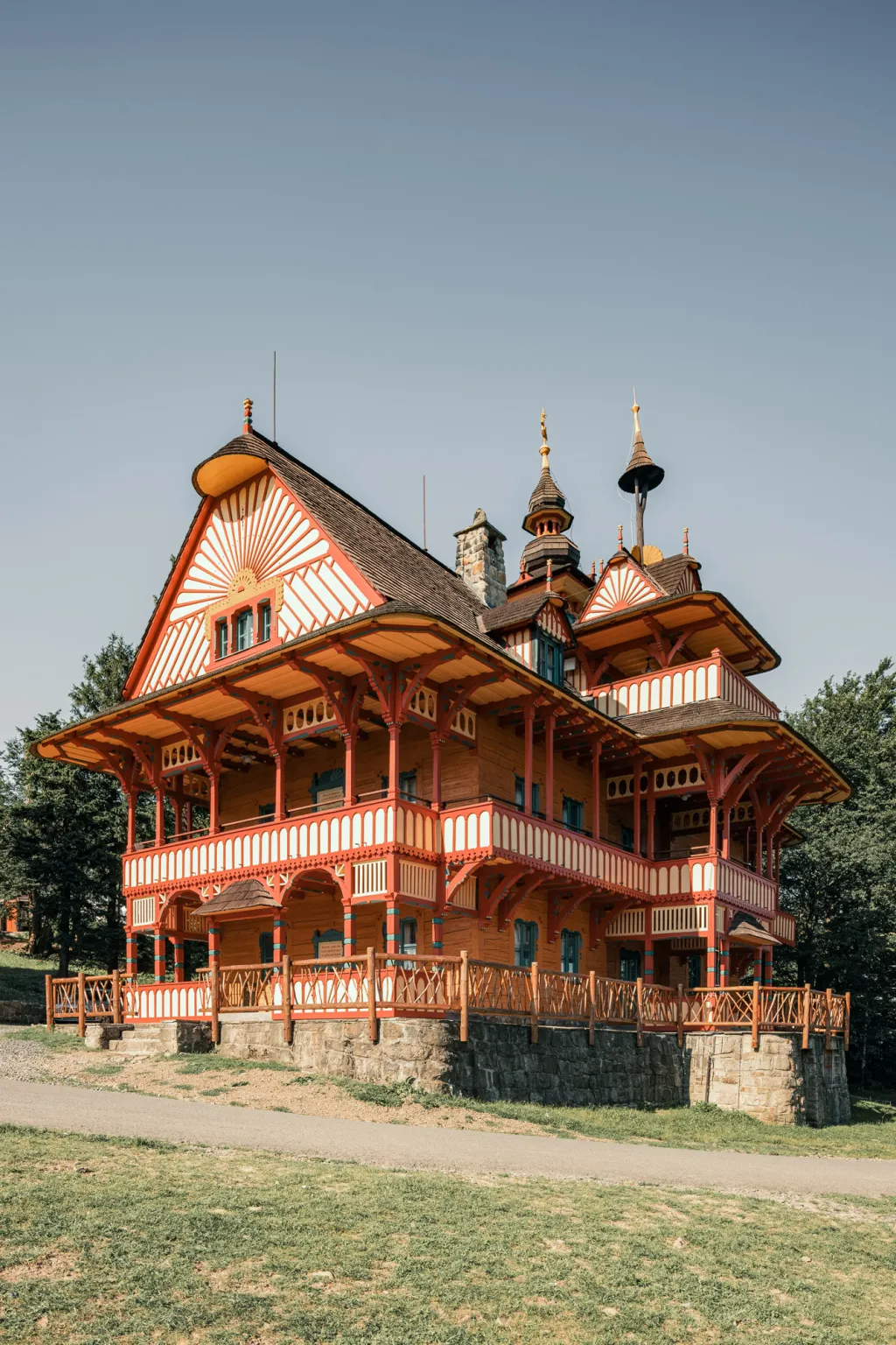 Zrekonstruovaná chata Maměnka na Pustevnách v Beskydech, postavená ve stylu lidové secese, od architekta Dušana Jurkoviče, je dnes národní kulturní památkou