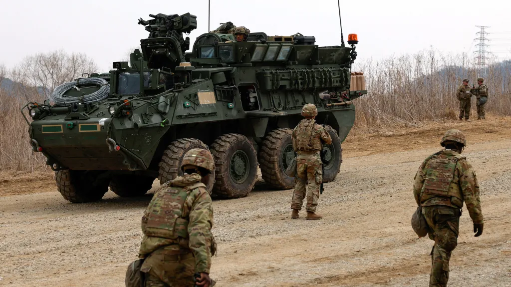 Obrněné vozidlo americké armády při vojenském cvičení (14. března 2026)