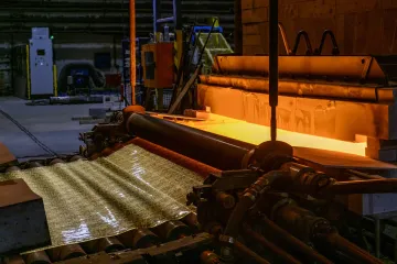 Sklárna zavřela kvůli emisím. Novou linkou je snižuje