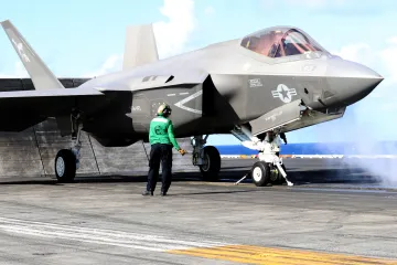 USA pátrají po letounu, který havaroval v Jihočínském moři. Bojí se, že trosky nalezne a okopíruje Peking