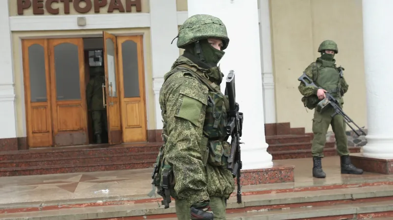 Proruští ozbrojenci před letištěm v Simferopolu