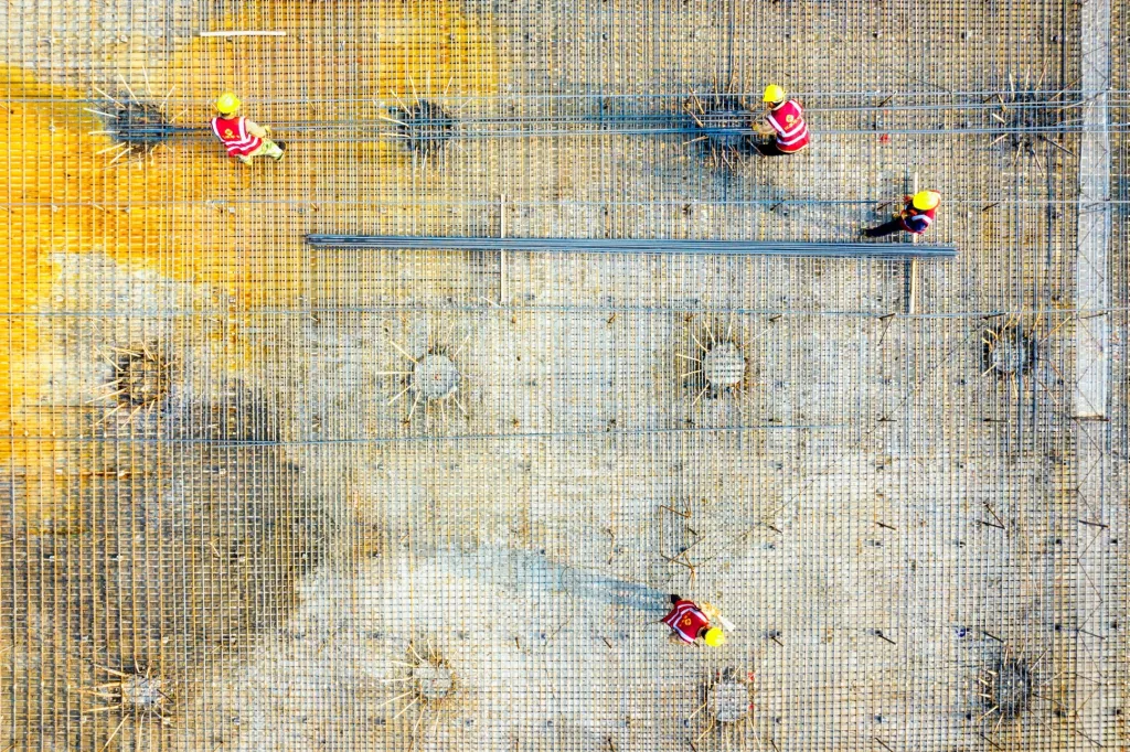 Třetí místo v sekci Architektura: Guanghui  Gu se sérií snímků nazvanou Oslava staveniště