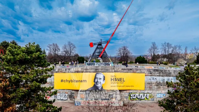 Banner k filmu Tady Havel, slyšíte mě? na pražské Letné