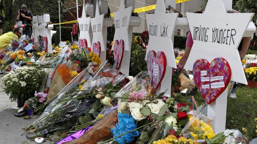 Květiny před synagogou v Pittsburghu