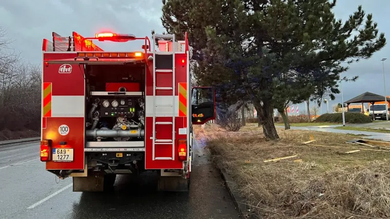 Silný vítr zasáhl Česko. Hasiči řeší stovky případů