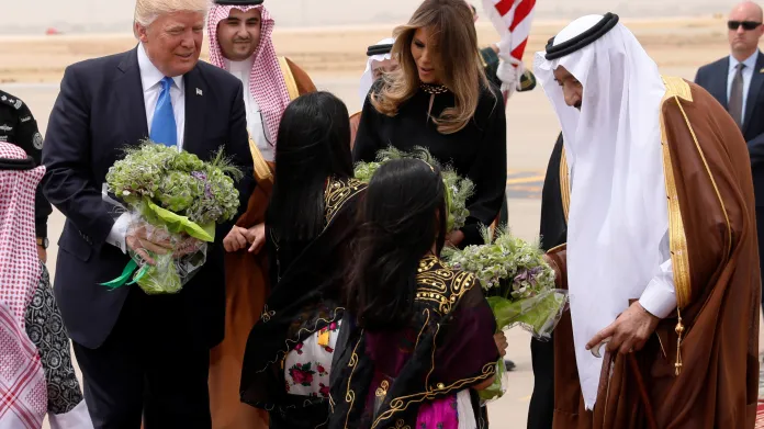 Trump a jeho manželka Melania při uvítání v Saúdské Arábii
