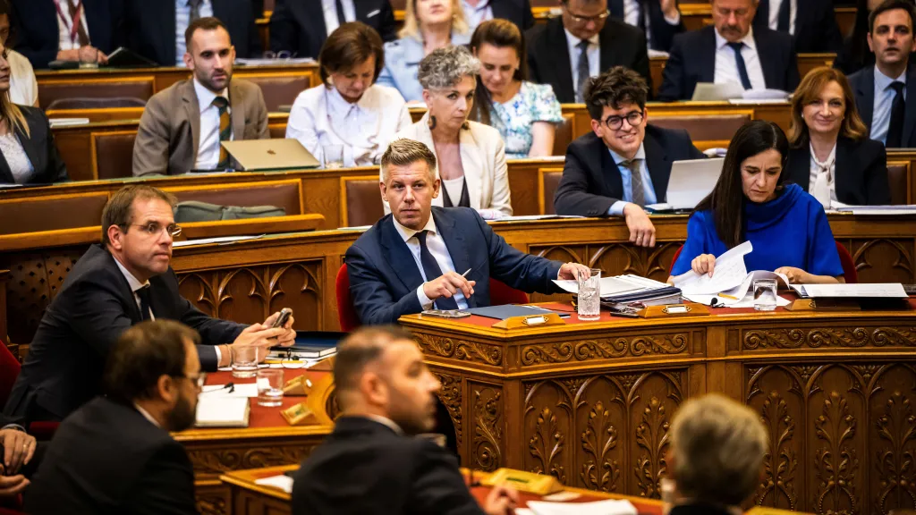 Zasedání maďarského parlamentu. Uprostřed maďarský premiér Péter Magyar