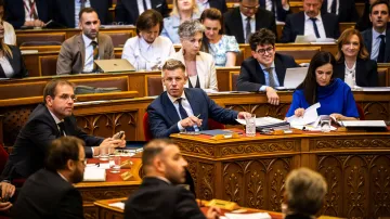 Zasedání maďarského parlamentu. Uprostřed maďarský premiér Péter Magyar