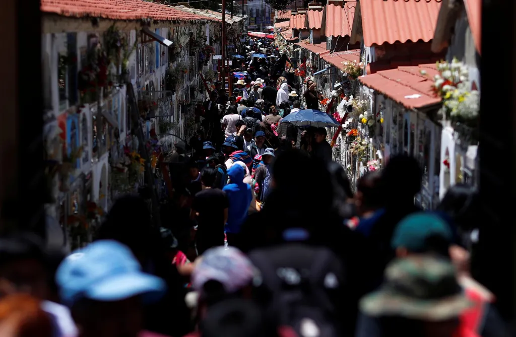 Malé pomníčky podobné urnovým hájům na českých hřbitovech využívají obyvatelé Střední a Jižní Ameriky ve městech s velkou koncentrací lidí i z finančních důvodů.