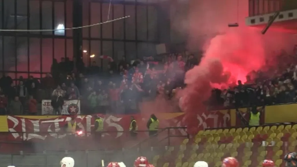 Výtržnosti na hokejovém stadioně