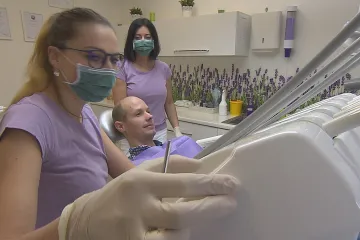 Zub spíše vytrhnout než léčit. Zubaři mají od komory doporučení pro dobu koronavirovou