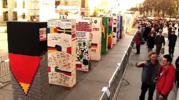 V Berlíně vyrostla zeď z obřích dominových kostek