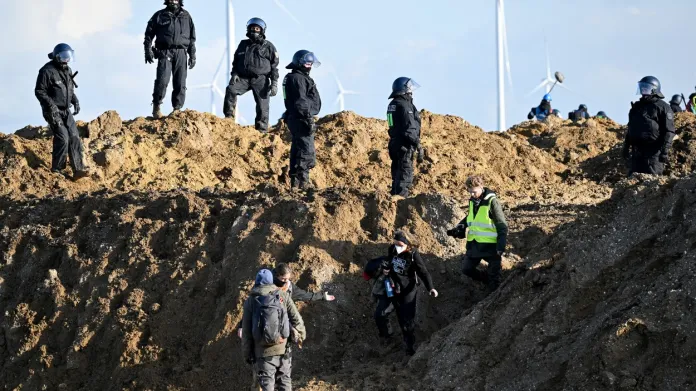 Němečtí policisté se střetli s klimatickými aktivisty u vyklizené obce Lützerath