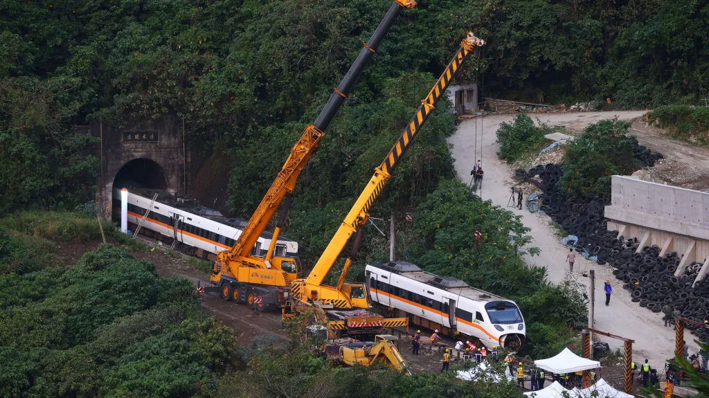 Uklízení místa nehody tchajwanského vlaku