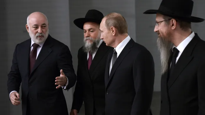 Vladimir Putin na návštěvě židovského muzea v Moskvě